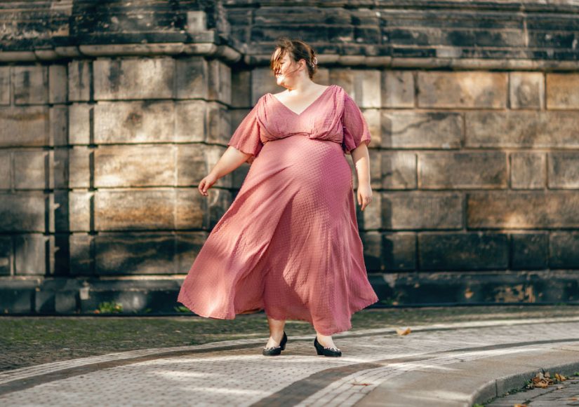 lipoedem-patientin-in-sommerkleid